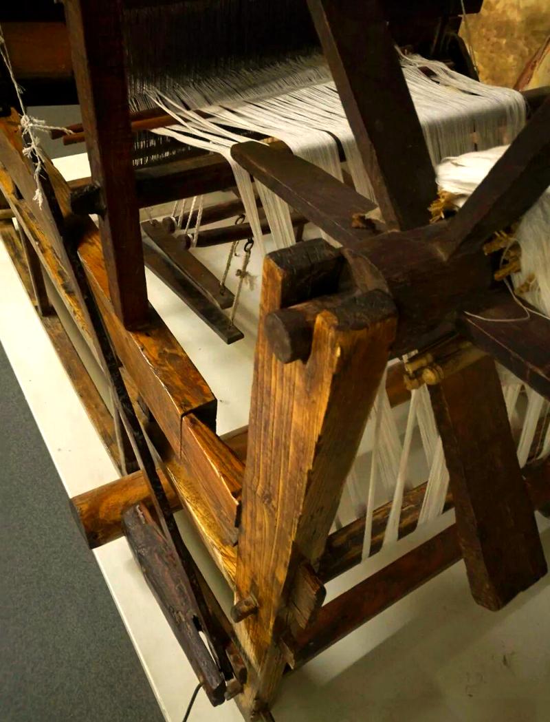 织布机上的布怎么取下来